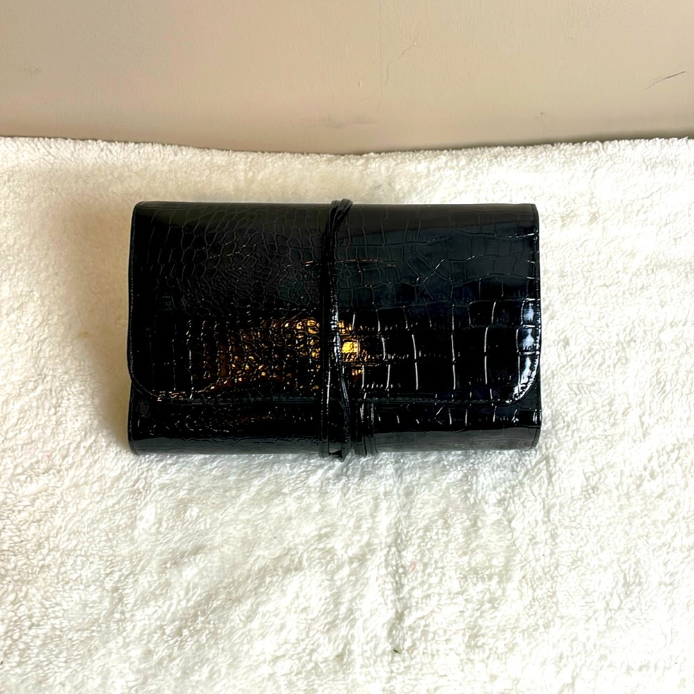 Makeover Essentals Professional 24 Brush Set With Case 3 Brushes is Missing